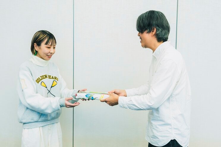 取材後にお礼の品をしっかり渡す中川さん
