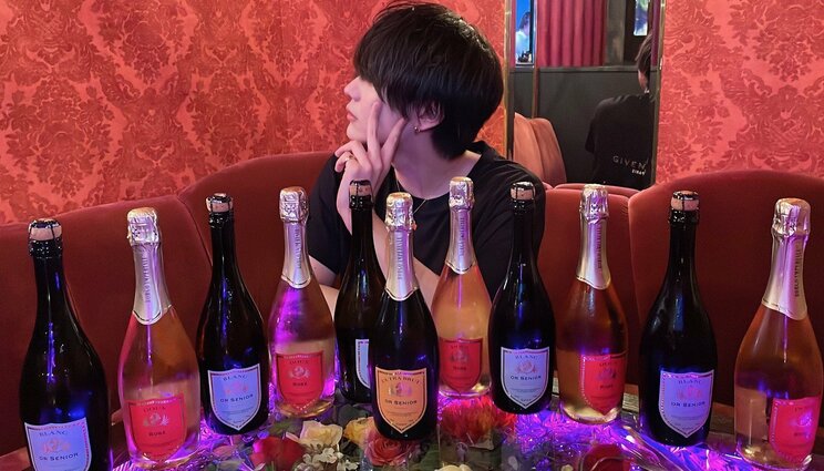 シャンパンに囲まれるえーすけさん