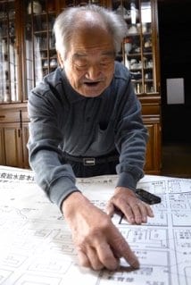 731部隊の施設配置図を指しながら証言する清水英男さん（撮影／集英社オンライン）