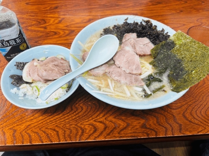 ネギ味噌チャーシューメンと小チャーシュー丼（ゼロ次郎さん提供）
