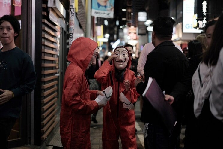 〈2023ハロウィーン〉渋谷の街から仮装・バカ騒ぎする若者が消えた！「（コスプレ）ダメだよダメ、ダメ～」警察官に注意された黒ひげ危機一髪男は段ボールを自ら破壊。ハチ公出口も喫煙所も閉鎖…渋谷区が本気だしてきた！_12