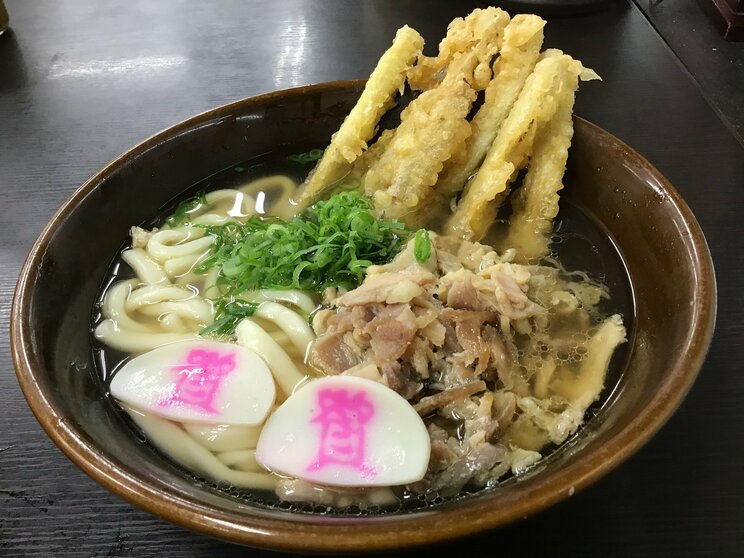 「資さんうどん」名物の“肉ごぼ天うどん” 写真／AC