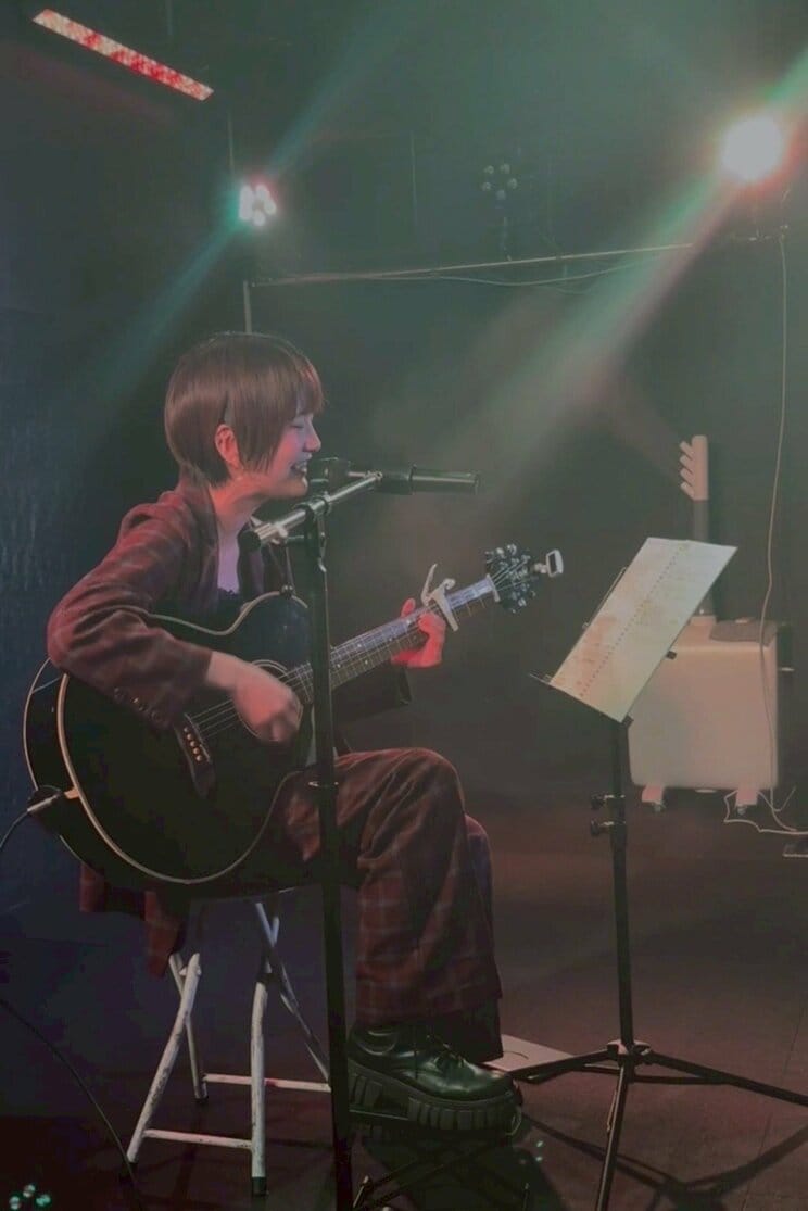 ステージを併設したアイドル育成型ライブカフェ・アイドール大宮で行なった弾き語り（写真／本人提供）