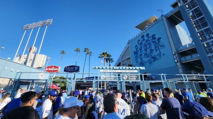 ドジャースタジアムに押し寄せる現地ファンたち