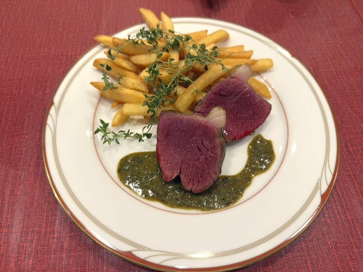 ヒグマのステーキ（撮影／集英社オンライン）