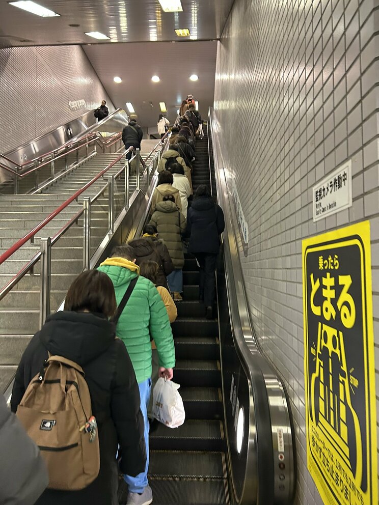 北海道・札幌でも左側だけに寄ったエスカレーターの列が…（写真／読者提供）