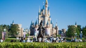 〈オタク同士のバトルも再び…〉年パス復活なら東京ディズニーが“地獄”に逆戻りか…新社長の検討発言にSNSで賛否真っ二つ「治安が悪くなる」「20万円でも買う」