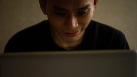 バズりに囚われた殺人鬼、壮絶な拷問と辱め、インスタ女子を逆恨み…ネット社会に潜む恐怖を描いたインターネットホラー映画5選