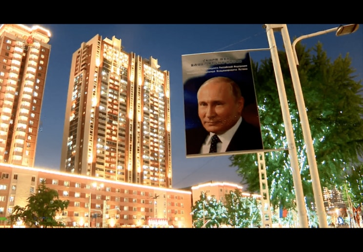 平壌市内の道路脇に現れたプーチン氏の写真（朝鮮中央テレビより）