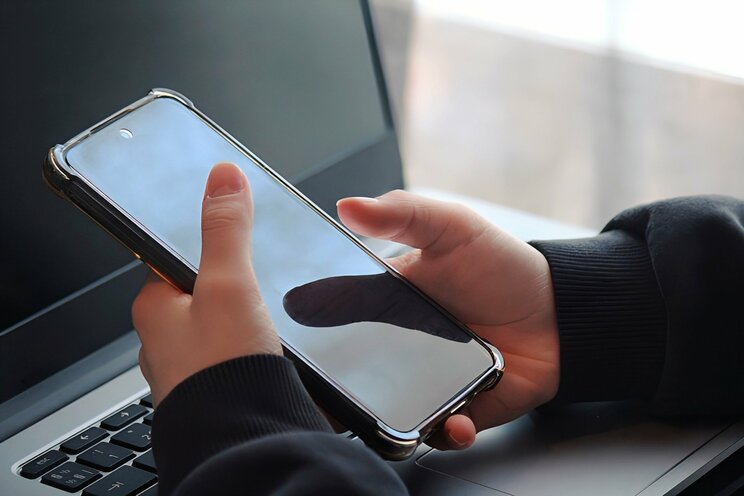 スマホ所有がNHKの受信料徴収の対象となり得る時代に…（Photo ACより）