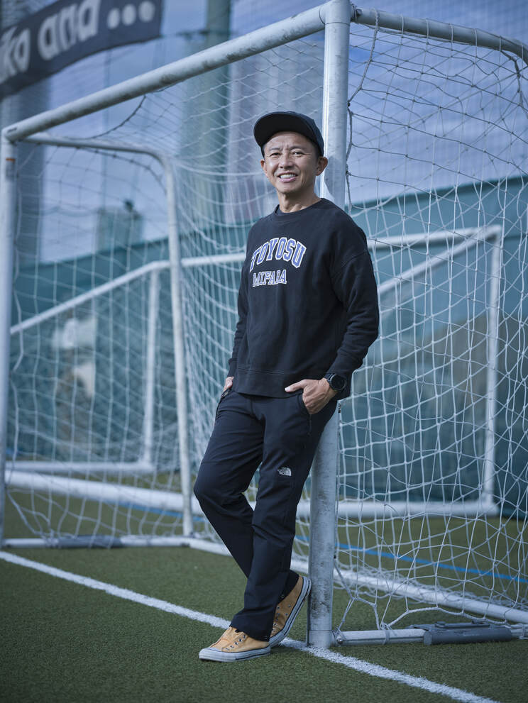 サッカーコート上でのGAKU-MC　撮影／廣瀬靖士