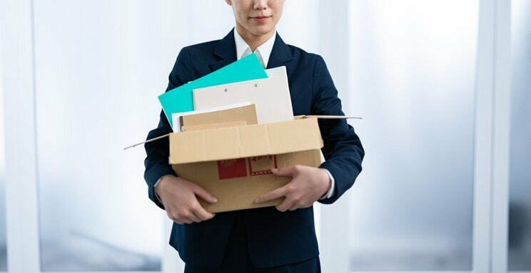 30代の記者が頭を抱える「転勤問題」（写真／shutterstock）