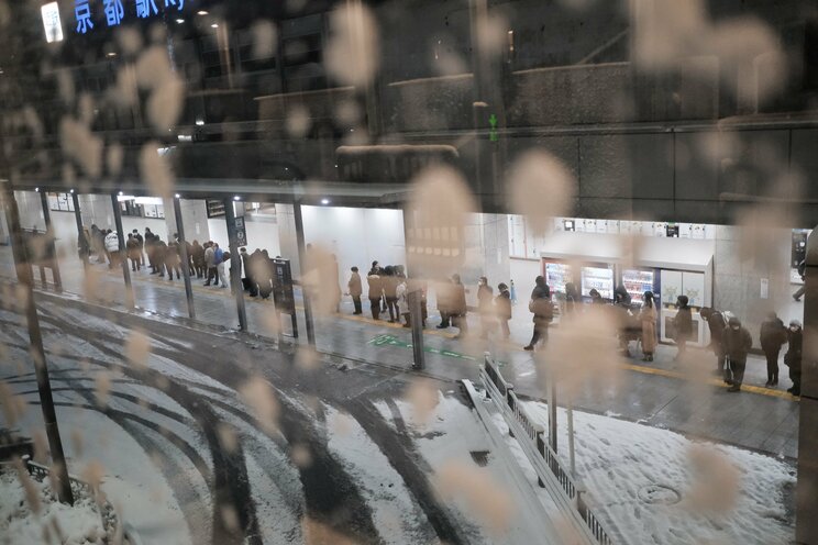 〈大寒波襲来・写真多数〉電車はストップ・渋滞40キロ・タクシー大行列・立ち往生、それでも開いていた牛丼屋に安堵…豪雪の京都ルポ「完全に大雪をなめていました」_17