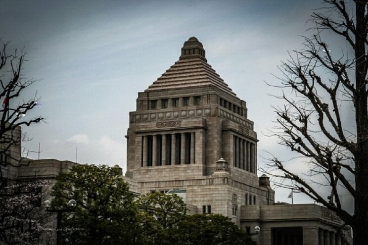 〈日経新聞女性記者がストーカー容疑で逮捕〉「会いたい」ハイヒールにくるくる巻き髪…逮捕されたのは元総理番のヤリ手女性記者（33）「ロマンスカー不倫」と「怪文書」“永田町禁断愛”と話題にも_2