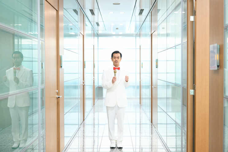 昭和のムード歌謡をモチーフにした芸風のムーディ勝山さん