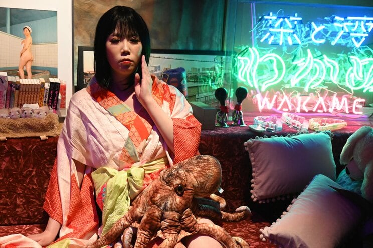 真白さん。中古のラブドールという設定で、どこか哀愁漂う表情をしている