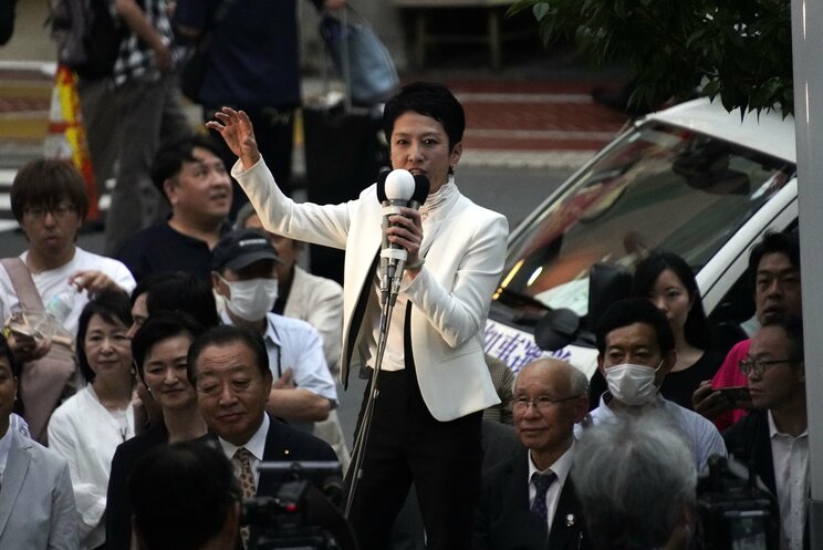 20日、新宿駅前で演説する蓮舫氏(撮影/集英社オンライン)
