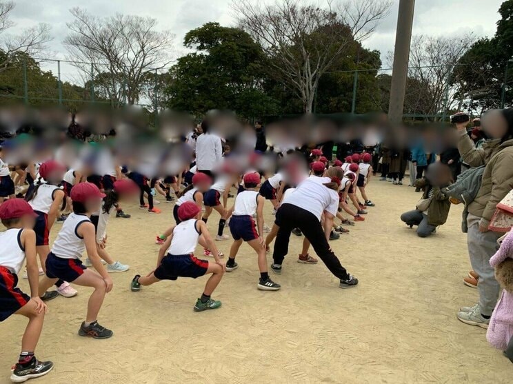 「大寒マラソン」前に準備運動をする園児たち（写真／フレンズ幼稚園提供）