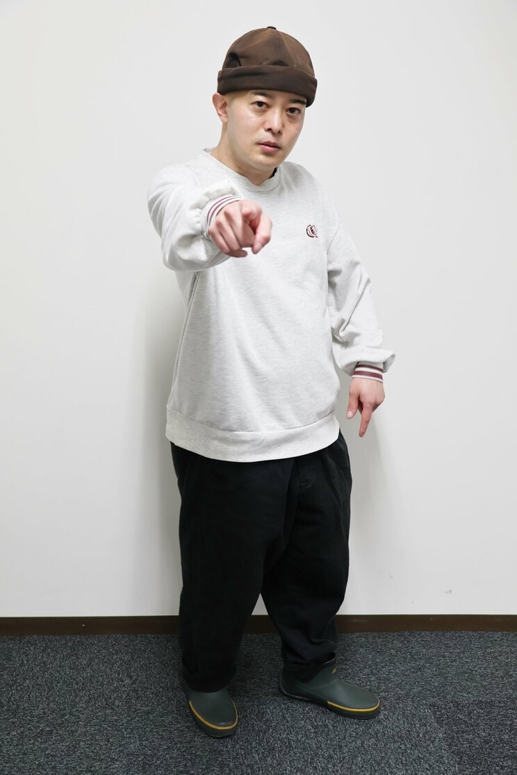 私服のりょうちゃんさん。靴のサイズは22.5cm。最近、小学生の甥っ子に「キツくて履けなくなった靴をあげる」と言われて、試しに履いてみたらブカブカで履けなかったことがあるそう　写真／本人提供