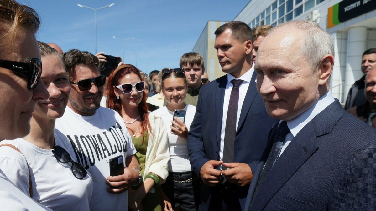 〈「安倍晋三氏はまったく正しい政治家でした」〉プーチン初の択捉島上陸、ロシアが今さら安倍氏を称賛する“本当の狙い” | 集英社オンライン