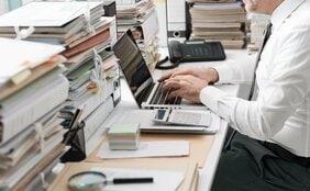 定時を超えた業務は「自発的行為」…もはや地獄のブラック教育現場と、全てを教師に丸投げした国・自治体・学者の大罪
