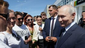 〈「安倍晋三氏はまったく正しい政治家でした」〉プーチン初の択捉島上陸、ロシアが今さら安倍氏を称賛する“本当の狙い”