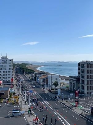 茅ヶ崎のマンション屋上からの景色。湘南国際マラソンも見物できる