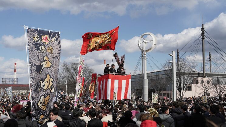 亡くなった友人の遺影を片手に移動式のやぐらで叫ぶ若者たち