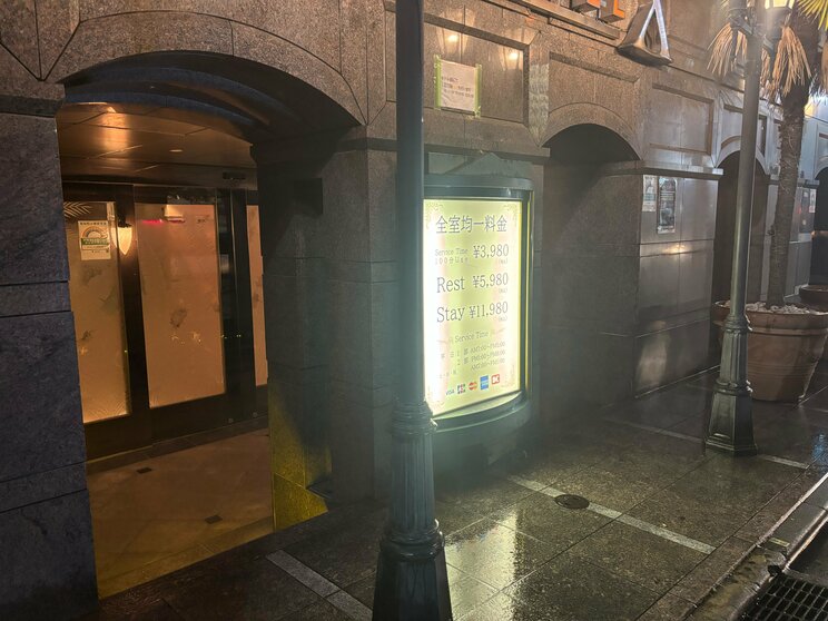 平日にもかかわらずホテルは多くの部屋が「満室」だった