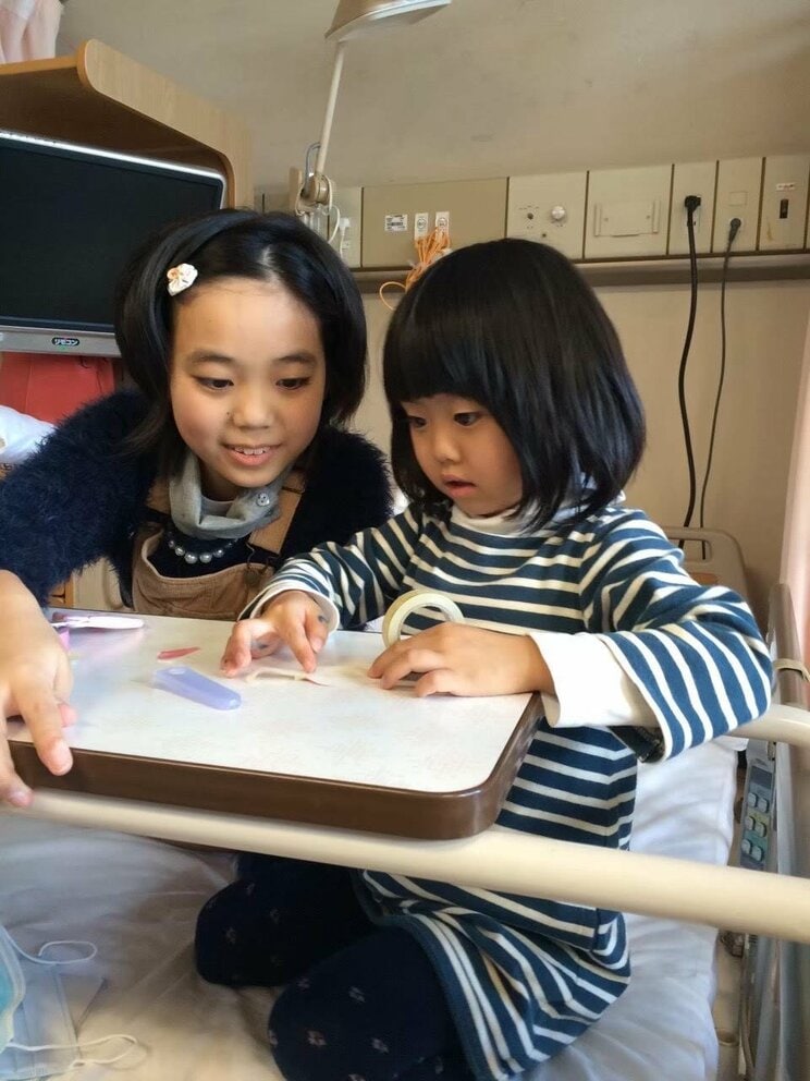 病気で入退院を繰り返していた幼少期の水野さん（右）（写真／本人提供）