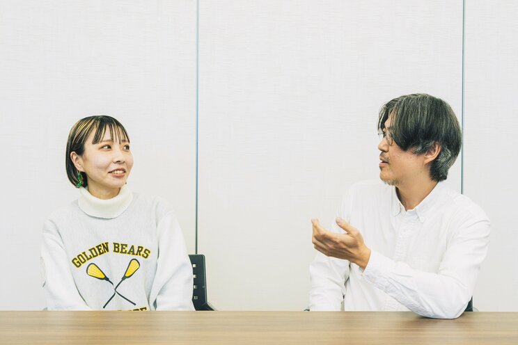 デートの答え合わせをする二人（左・敦森蘭、右・中川学）