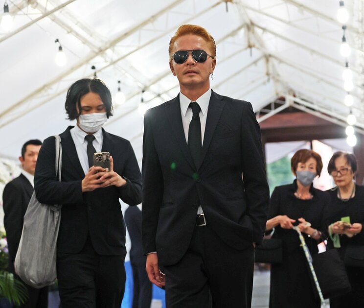 橋幸夫さん通夜の弔問に訪れたEXILE・ATSUSHIのそっくりさんでものまね芸人のRYO　（写真／共同通信社）