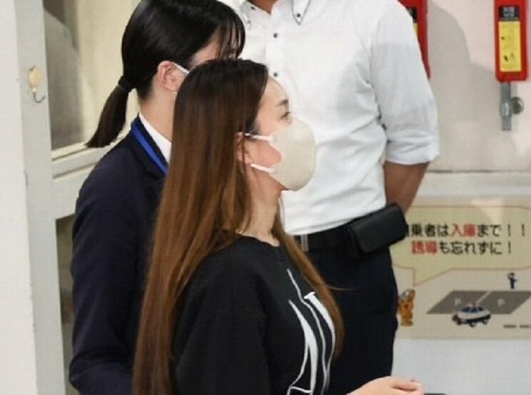 報道陣を前にしても動じることなく歩いていた(撮影/村上庄吾)