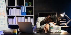 〈実話・ブラック社畜の生活〉有給1週間取得も毎日14時間労動だから“エア有給”。“有能アピ”と“変わり者アピ”したいモンスターが若手をダメにする広告業界の闇