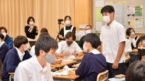 男子高校生もナプキンを着用。校内の「生理セミナー」で彼らが学んだこと