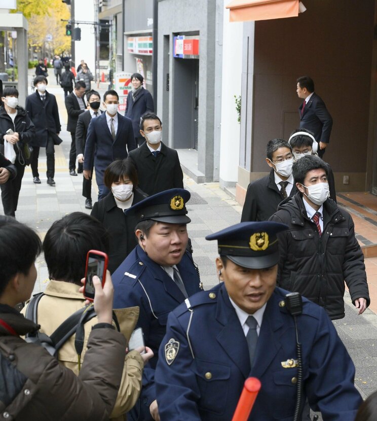 家宅捜索のため自民党安倍派（清和政策研究会）の事務所に向かう東京地検特捜部（写真／共同通信）