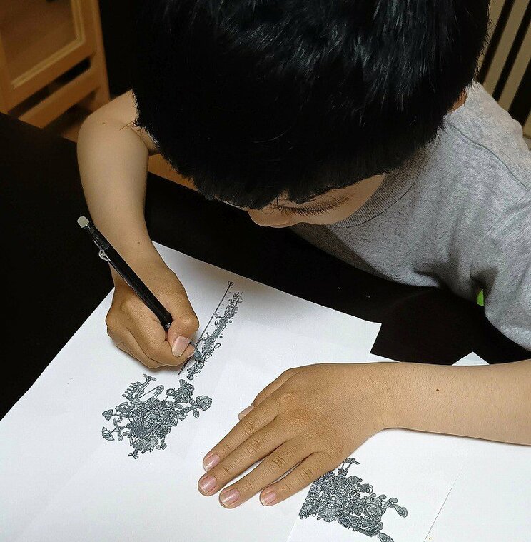 絵を描くユウ君。心の中を表現するのが楽しいという〈写真／ご家族提供〉