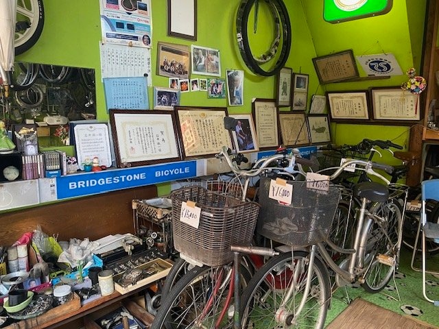 表彰状なども並ぶ「石井サイクル」店内の様子