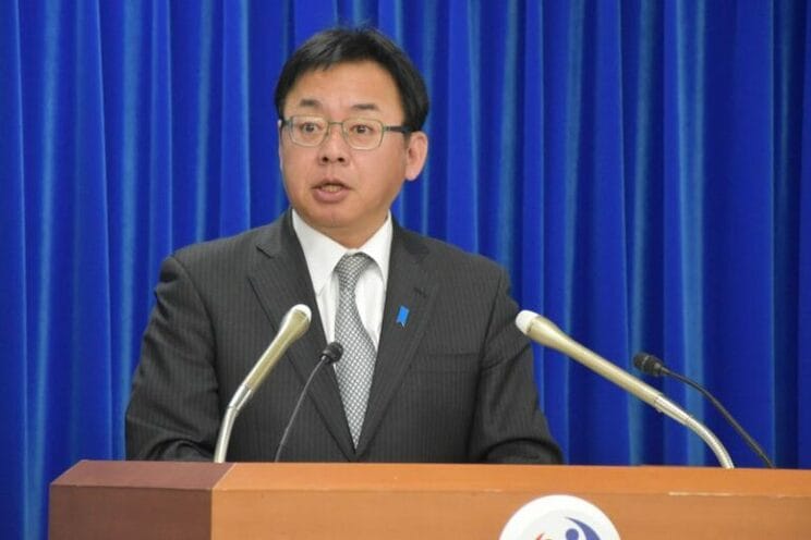 閣議後記者会見で質問に答える上野賢一郎厚生労働相　写真：毎日新聞社/アフロ