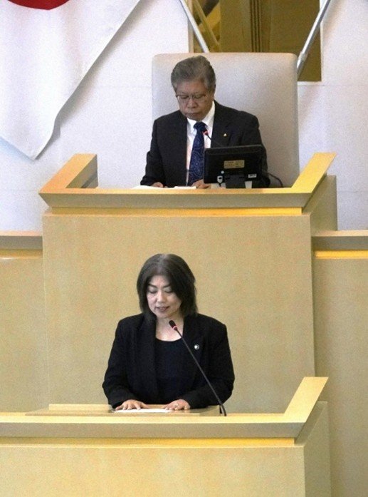 10月31日、伊東市議会本会議で演台に立つ田久保眞紀前市長と中島弘道議長 撮影/集英社オンライン