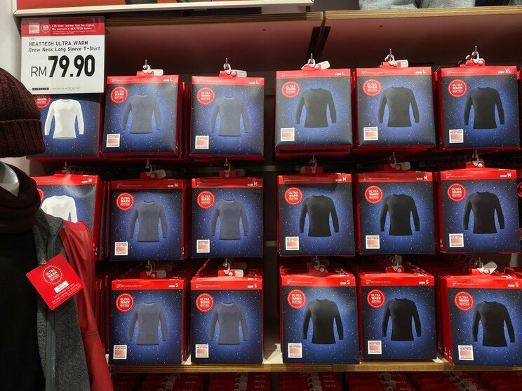 マレーシア、ペナン島のユニクロに並ぶヒートテック