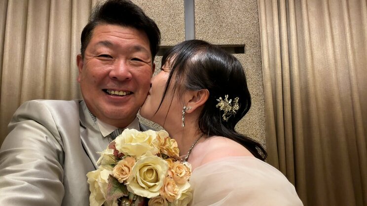 テレビのせいにできたからこそサプライズができたという元不良の夫（左）と妻（©NHK）