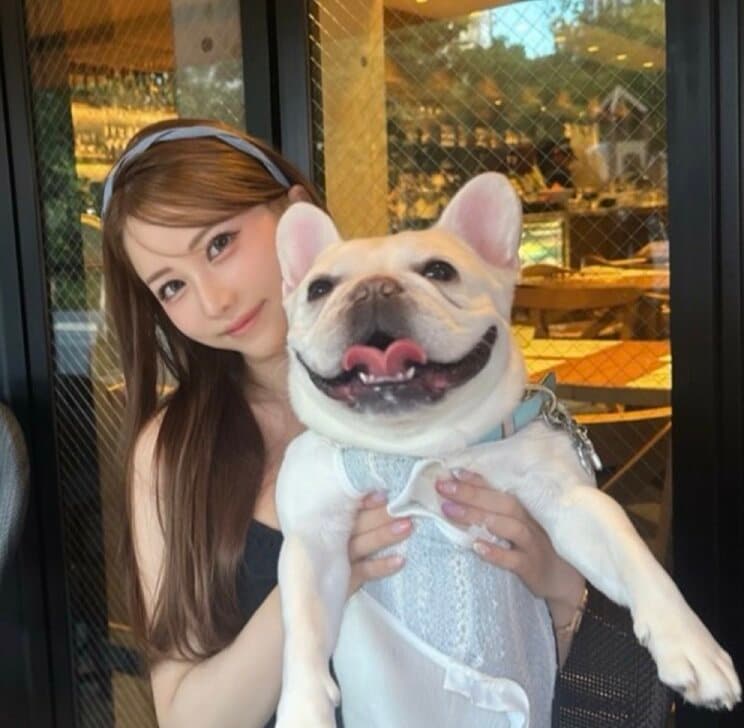 犬と戯れる田沢容疑者（写真／知人提供））