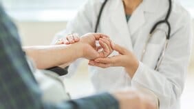 いずれ到来する「医師が余る」時代。「足りないなら増やせばいい」と簡単に言えない、医師不足・偏在問題の実情とは？　厚労省も適正化に苦悩