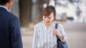 人見知りは「性格」ではなく無意識の「仮面」…初対面が不安、会話が続かない、といった人見知りセンサーが働く人の4つの共通点