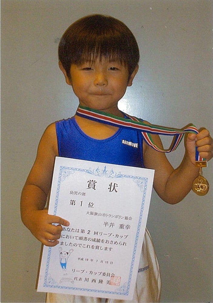 トランポリンの大会で表彰される、5歳のShigekix
