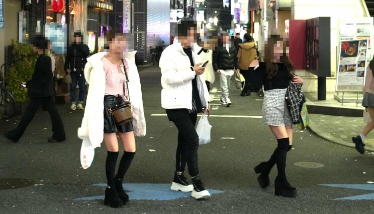 〈政府も問題視するホスト問題〉格安ホテルや大衆居酒屋で過ごすアフターの様子はまるで大学生のデート「1000万プレーヤーでも貧乏生活しているホストは多い」（ルポ歌舞伎町24時）_21