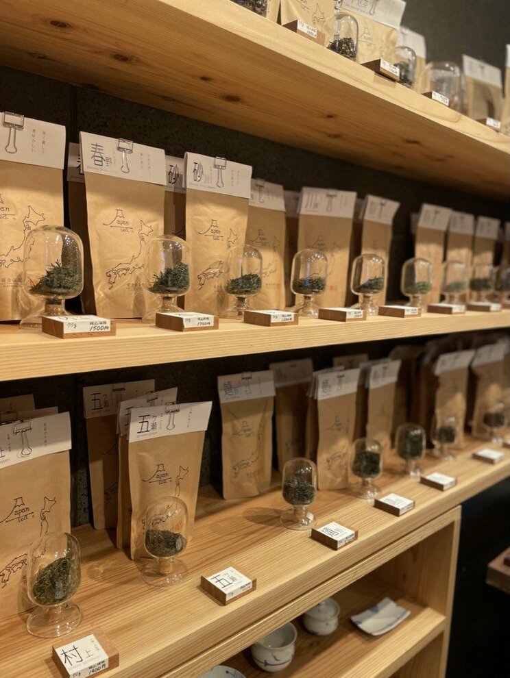 日本全国の茶葉がずらりと並ぶ店内の棚