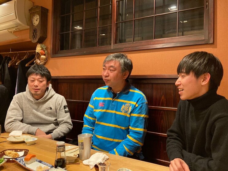 高岡で職人の駒井漆器製作所の駒井さんと島谷昇龍工房の島谷さんと語らう塚原。