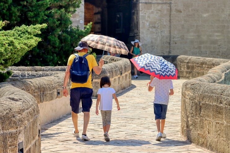 「足が痛い」は子どもの熱中症のサイン！ 大人より＋７度の体感気温…酷暑の夏、見逃してはいけない子ども熱中症SOS_1